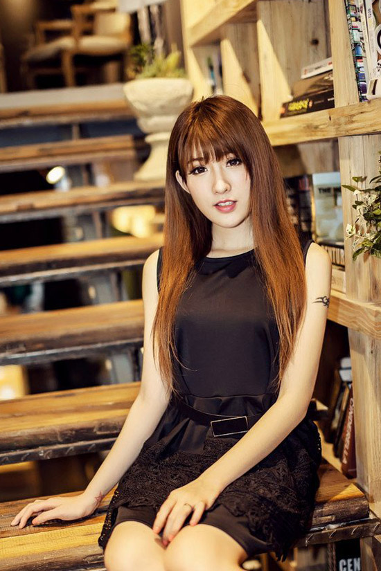 清纯美女复古书店唯美写真