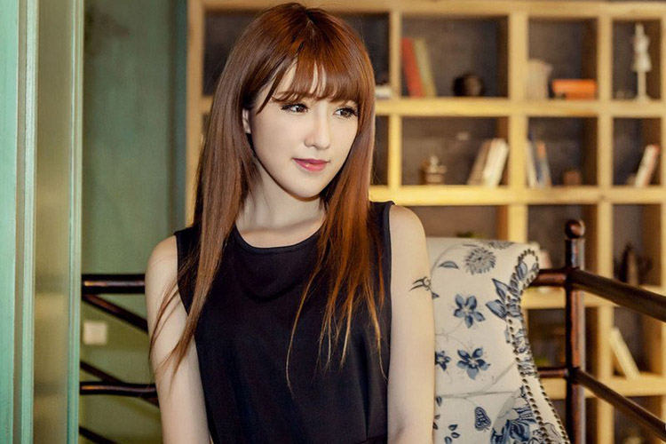 清纯美女复古书店唯美写真