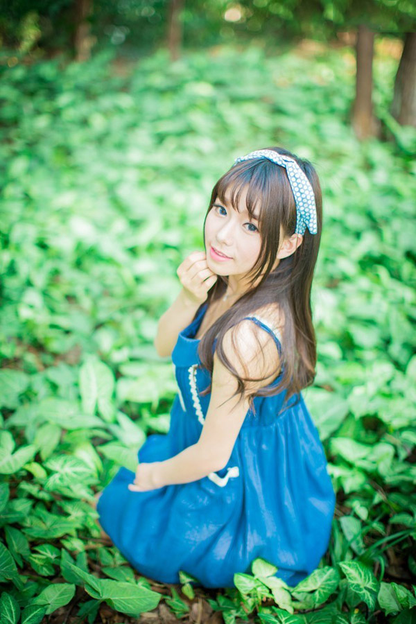 夏日微风下的清纯少女