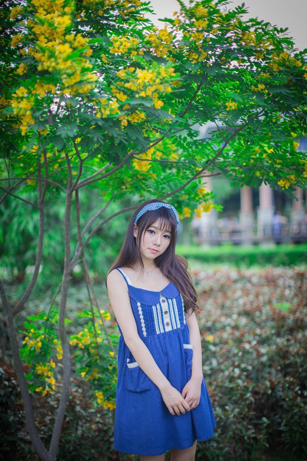 夏日微风下的清纯少女