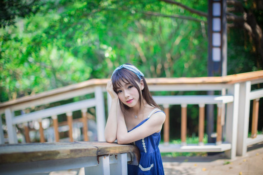 夏日微风下的清纯少女