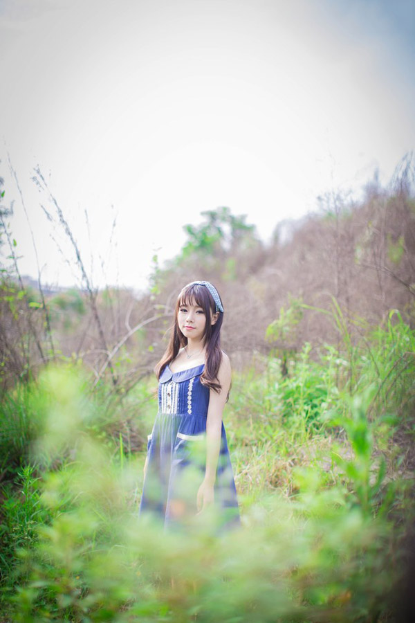 夏日微风下的清纯少女