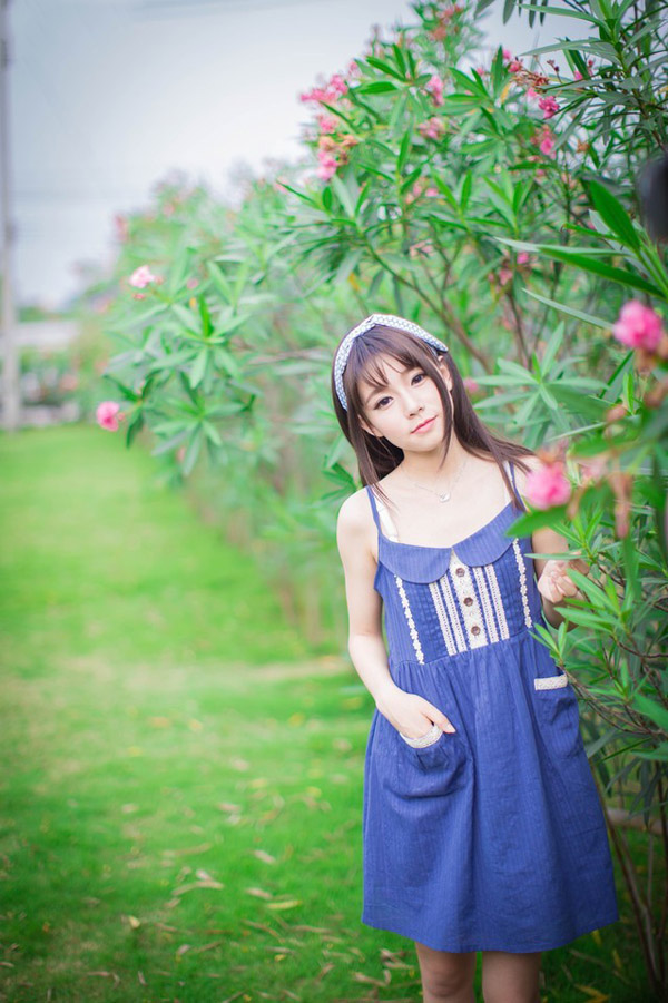 夏日微风下的清纯少女