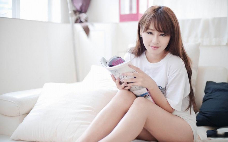 清甜女生居家自拍照