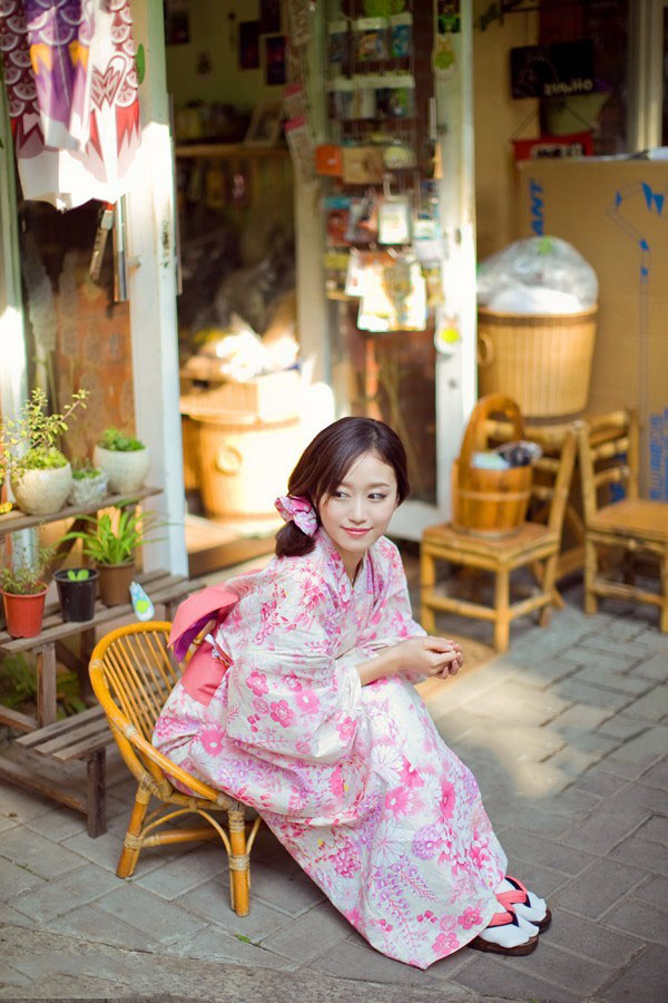 清晨可爱的调皮和服少女