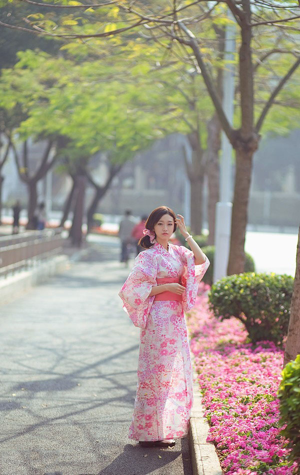 清晨可爱的调皮和服少女