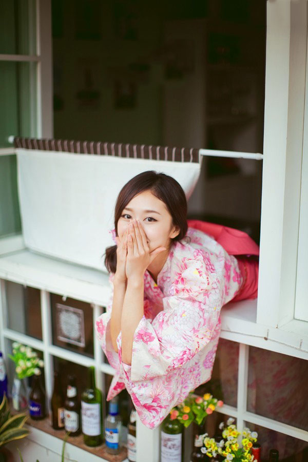 清晨可爱的调皮和服少女