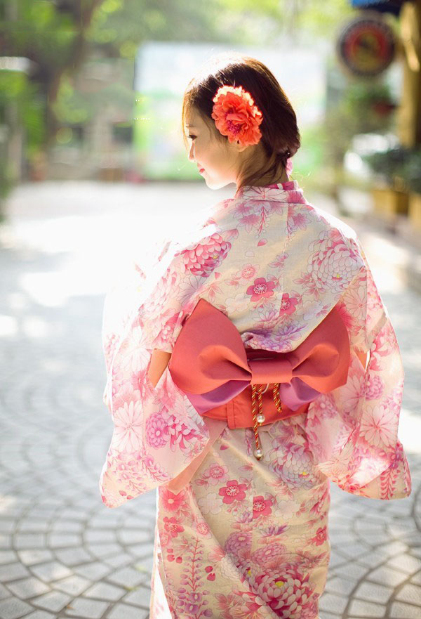 清晨可爱的调皮和服少女