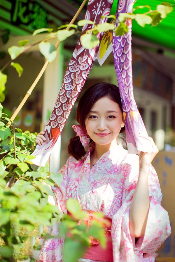 清晨可爱的调皮和服少女