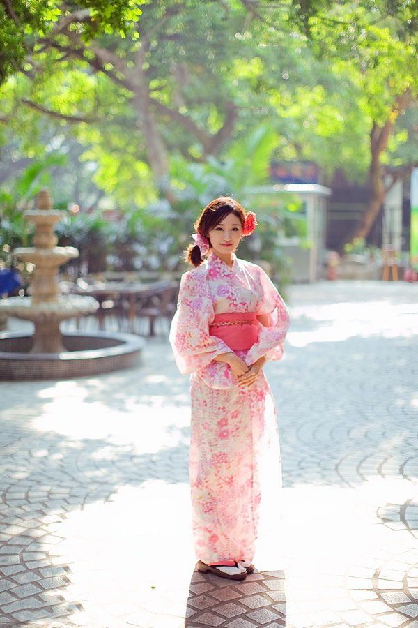 清晨可爱的调皮和服少女