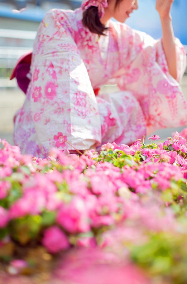 清晨可爱的调皮和服少女