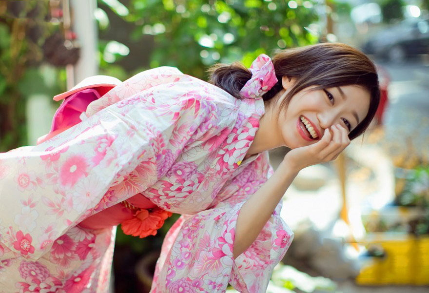 清晨可爱的调皮和服少女