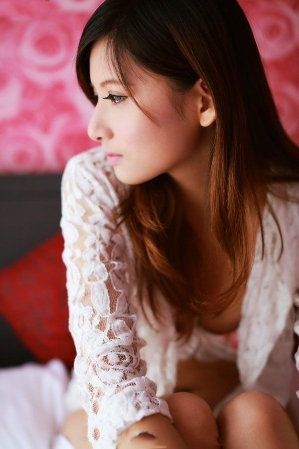 清纯少女微张的双唇