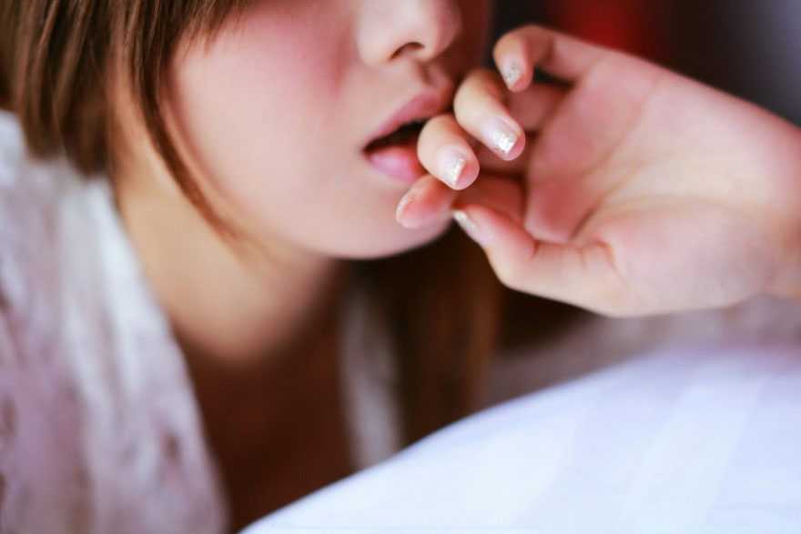 清纯少女微张的双唇