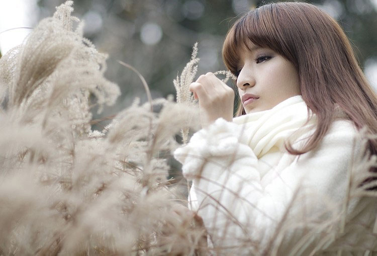 被风吹起的少女长发