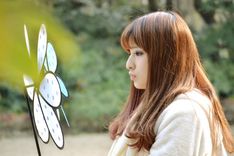 被风吹起的少女长发