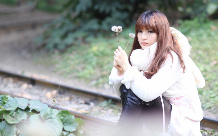 被风吹起的少女长发