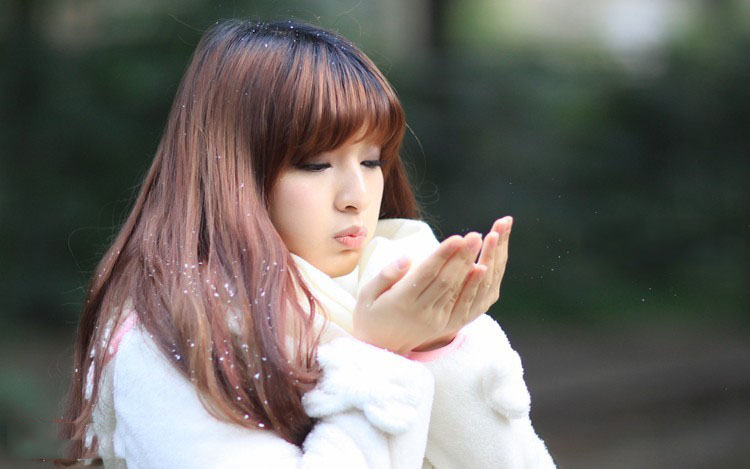 被风吹起的少女长发