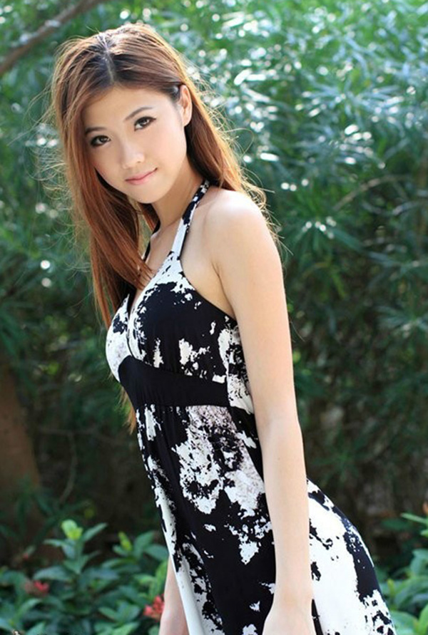 气质甜美的贵妇美眉清纯的户外写真