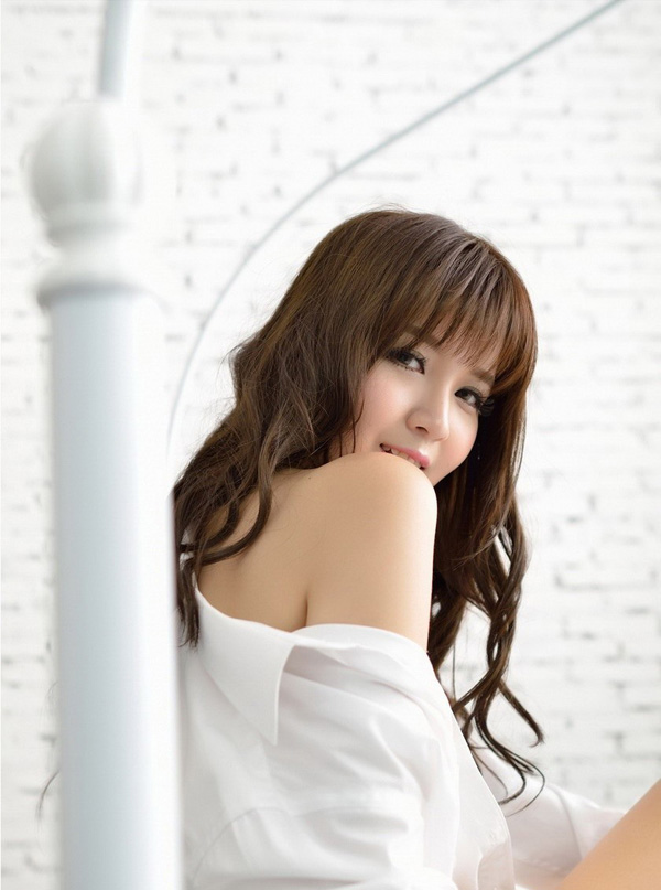 雪白肌肤的清纯邻家小妹床上性感迷人写真