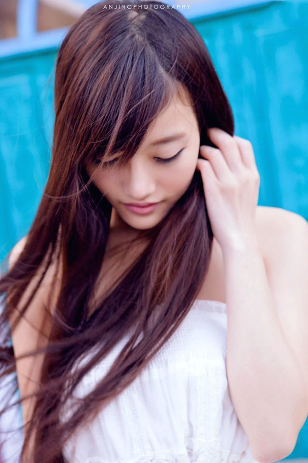 夏日微风吹起的撩人长发