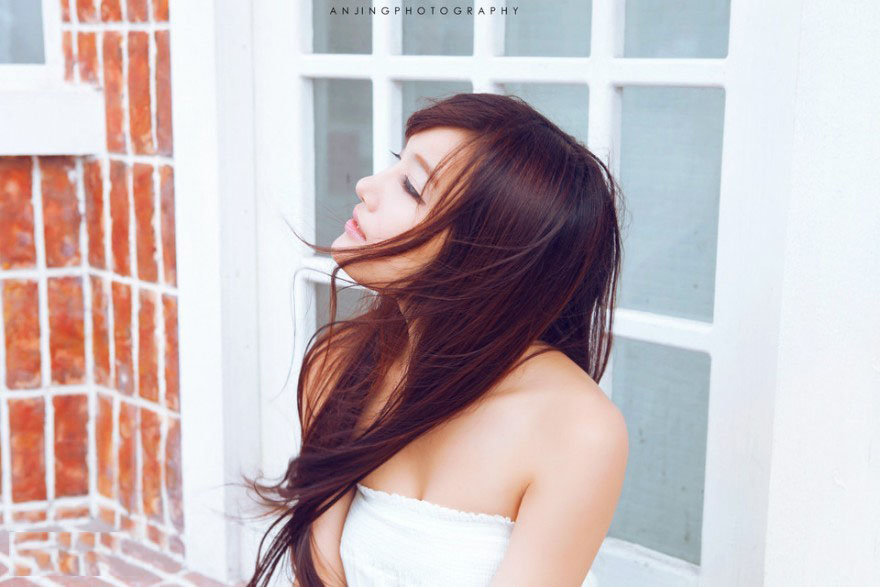 夏日微风吹起的撩人长发