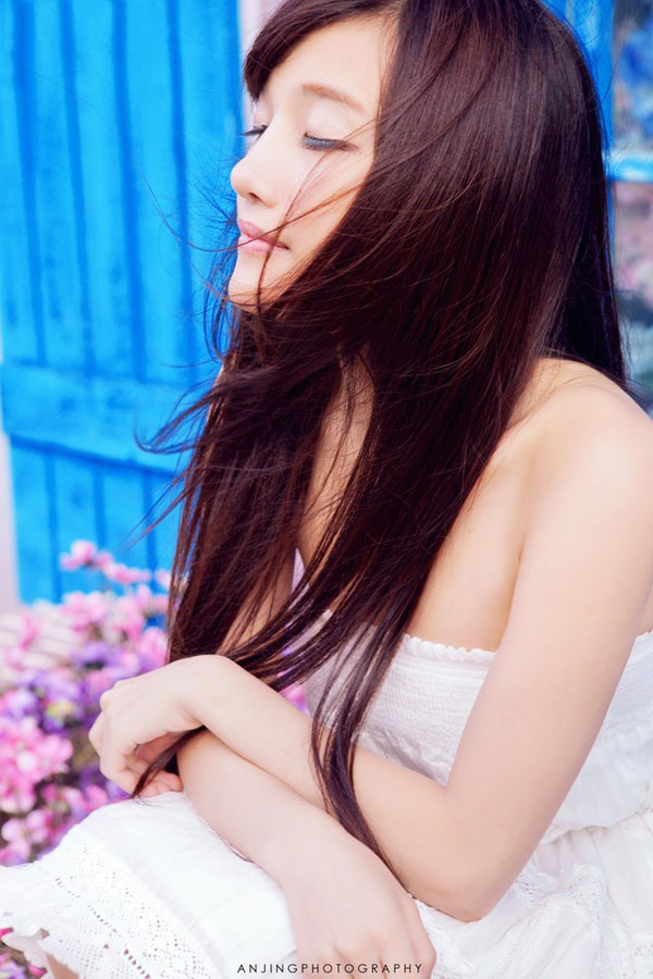 夏日微风吹起的撩人长发