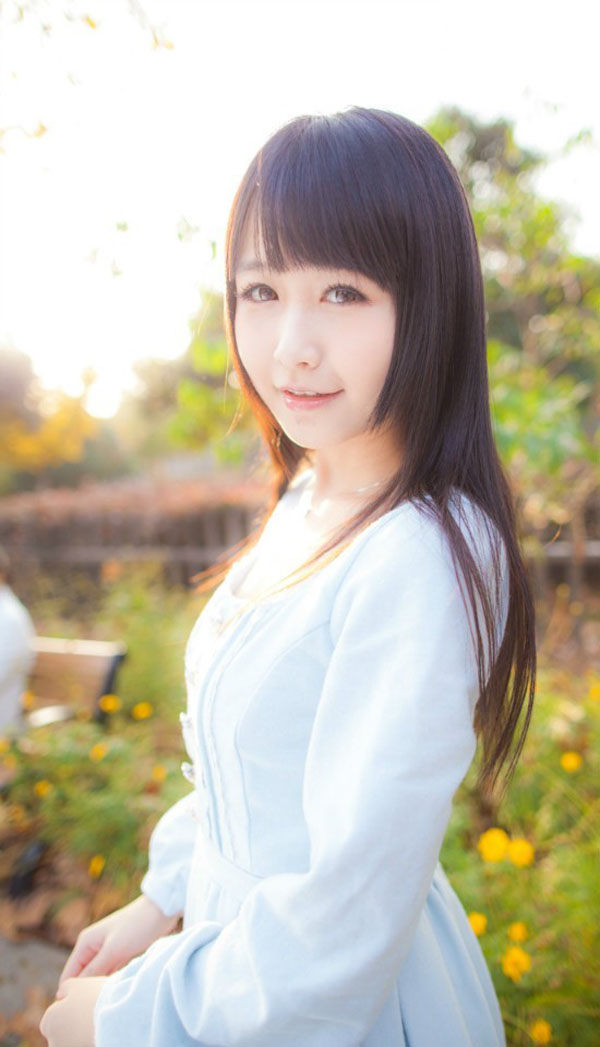 户外清纯少女可爱的小风车