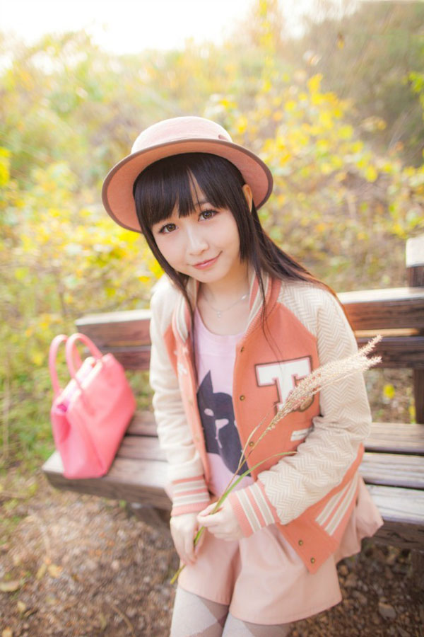 户外清纯少女可爱的小风车