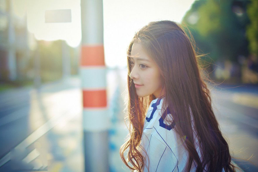 午后骄阳下的长发少女
