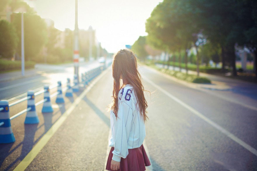 午后骄阳下的长发少女