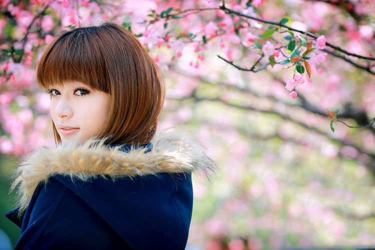 灿烂花季下的清纯少女