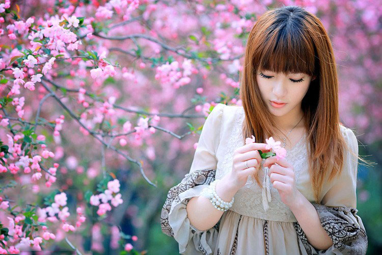 灿烂花季下的清纯少女