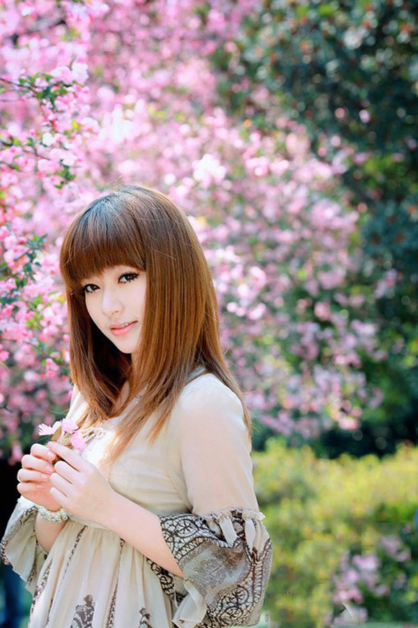 灿烂花季下的清纯少女