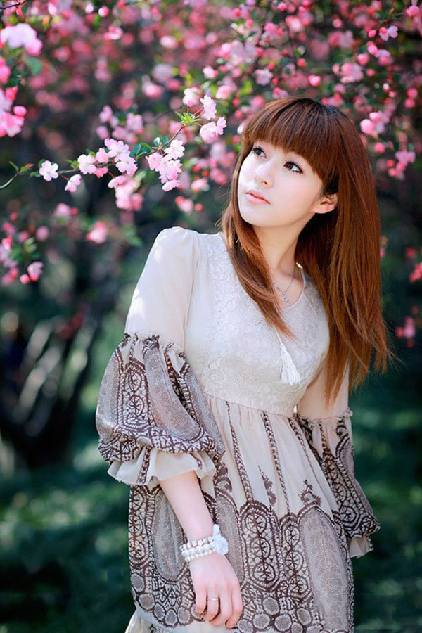 灿烂花季下的清纯少女