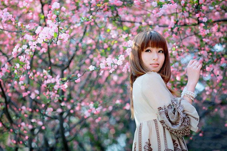 灿烂花季下的清纯少女