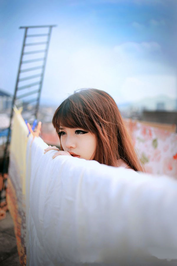 夏日夕阳下的纯美女生