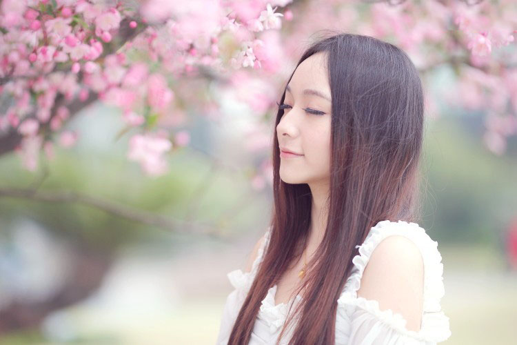 海棠花下的可爱美眉
