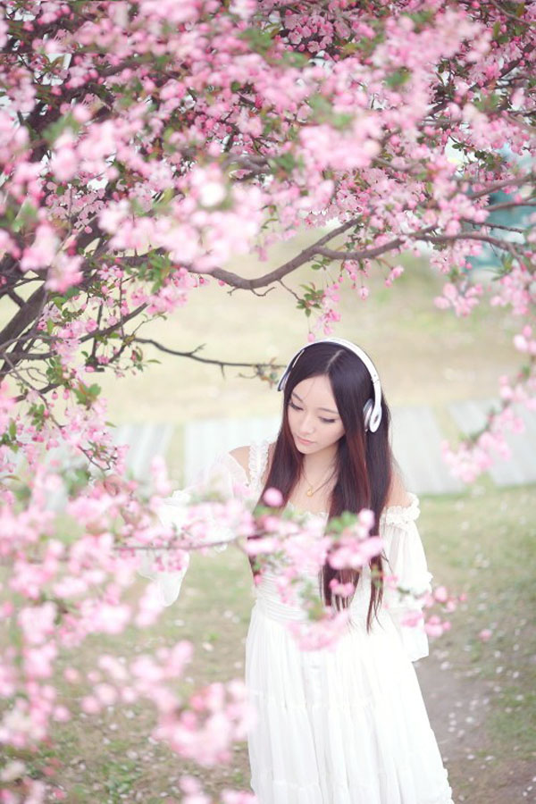 海棠花下的可爱美眉