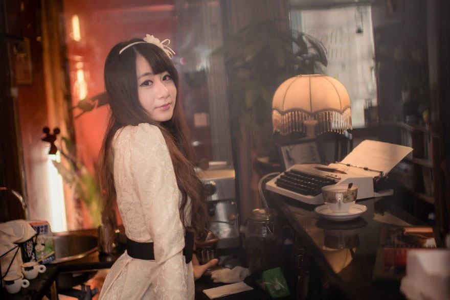 咖啡店里柔情似水的清纯少女