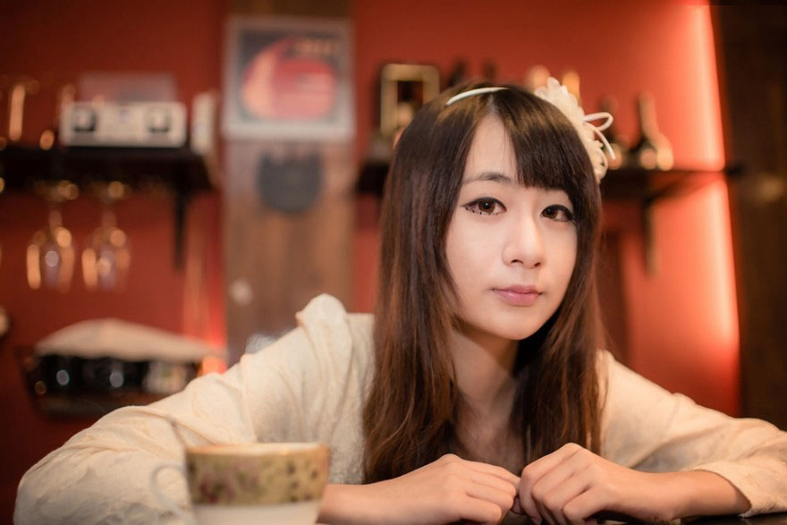 咖啡店里柔情似水的清纯少女