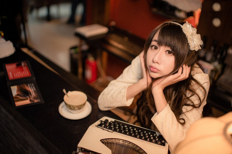 咖啡店里柔情似水的清纯少女