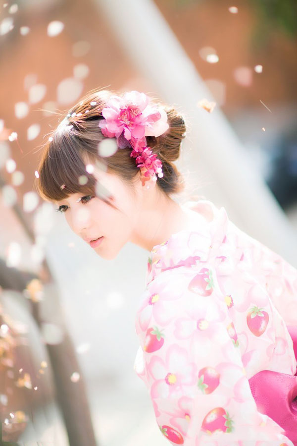 美丽如画的和服少女