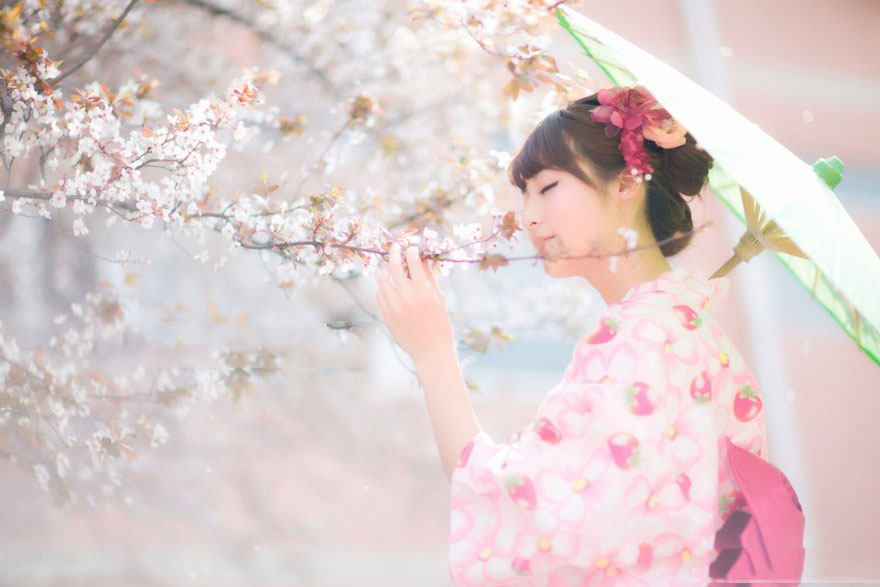 美丽如画的和服少女