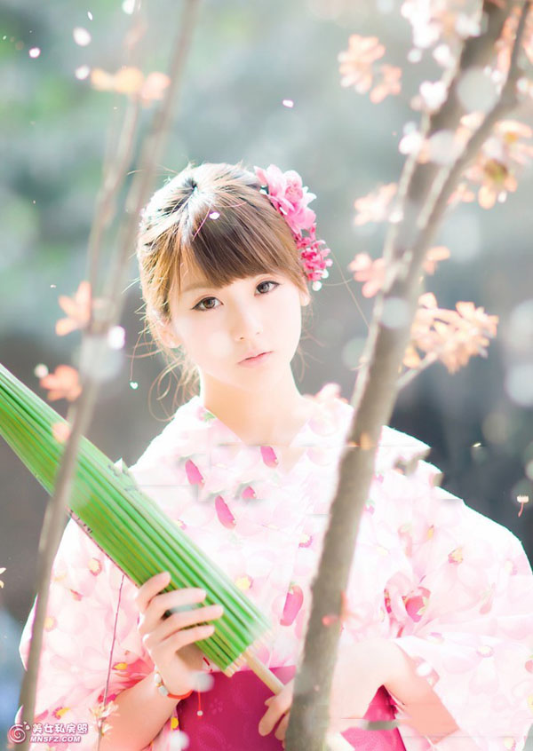 美丽如画的和服少女