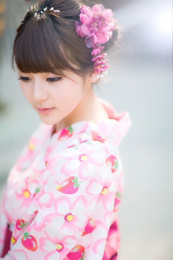 美丽如画的和服少女