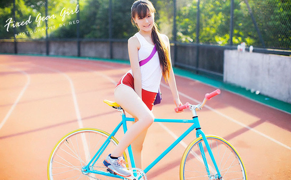 阳光活力女孩的户外甜美写真