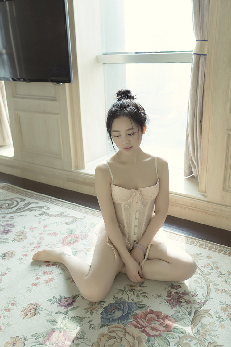 清纯粉嫩内衣少女低胸私房写真