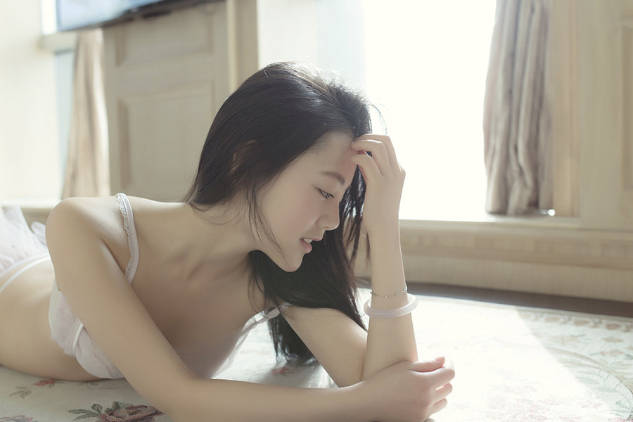 清纯粉嫩内衣少女低胸私房写真