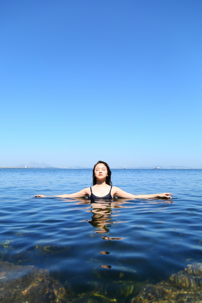 泳衣白皙美少女海边的放纵